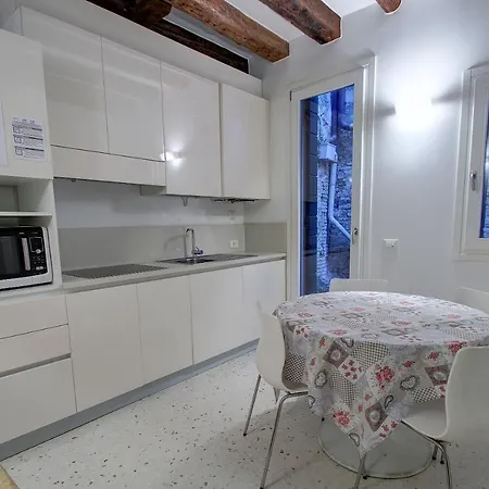 Guggenheim Next 10pax, Aircond, Wifi * Venedig