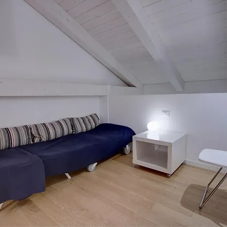 Guggenheim Next 10pax, Aircond, Wifi *