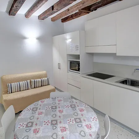 Guggenheim Next 10pax, Aircond, Wifi Venedig