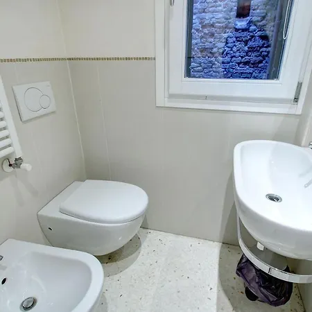 Guggenheim Next 10pax, Aircond, Wifi Venedig