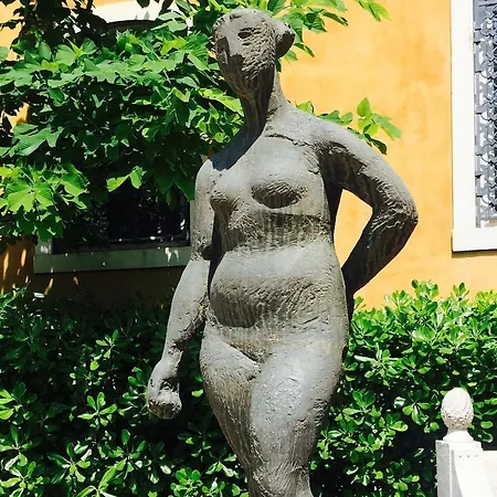 Guggenheim Next 10pax, Aircond, Wifi * Venedig
