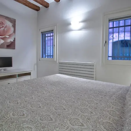 Guggenheim Next 10pax, Aircond, Wifi * Venedig